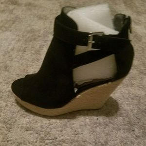 Carlos Santana Baldwyn black wedges